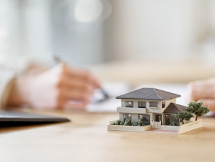 住宅模型と打ち合わせ